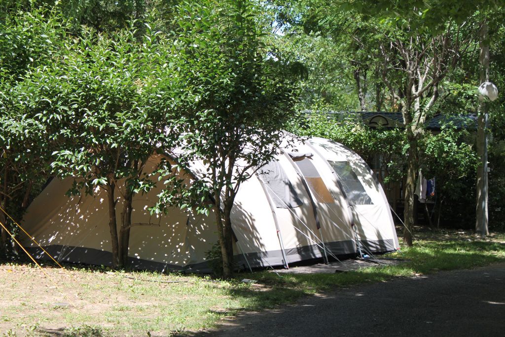 place-camping-tente-ombre-soleil-domaine-gil-aubenas